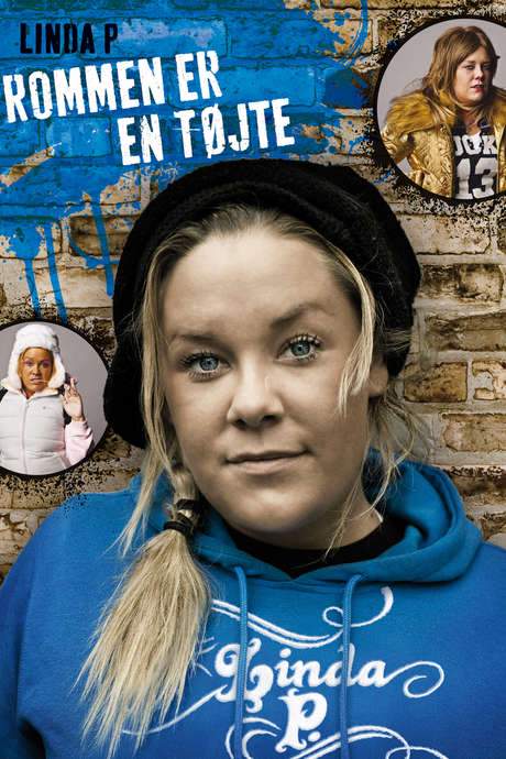 ‘Rommen er en tøjte’ delivers Linda P.’s razor‑sharp stand‑up, weaving material from her past, present and imagined future. She recounts vivid anecdotes from Copenhagen’s underground scene and the colourful neighbourhood of Sydhavnen, while humorously blaming every mishap on alcohol rather than personal fault.